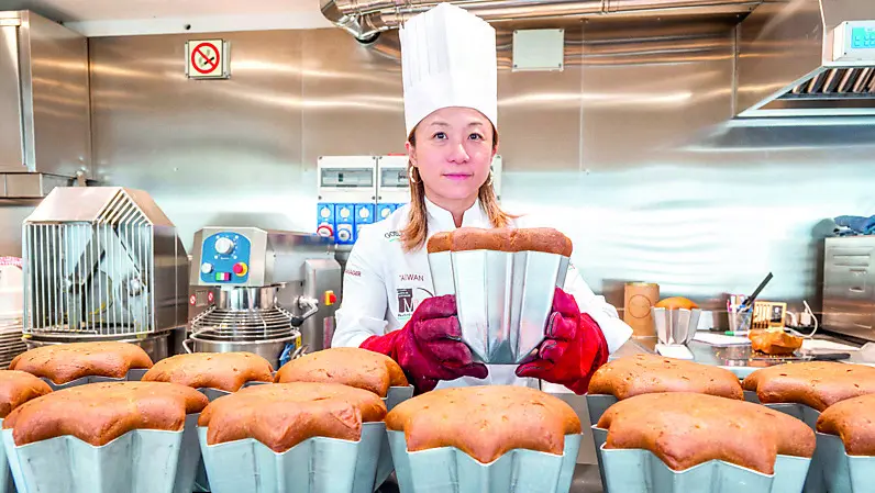 La taiwanese Giovanna Chen con i panettoni grazie ai quali ha vinto il campionato del mondo / foto petrussi