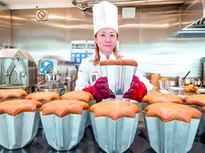 La taiwanese Giovanna Chen con i panettoni grazie ai quali ha vinto il campionato del mondo / foto petrussi