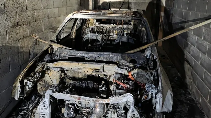 La Jeep andata a fuoco di notte nel garage