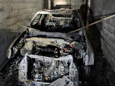 La Jeep andata a fuoco di notte nel garage