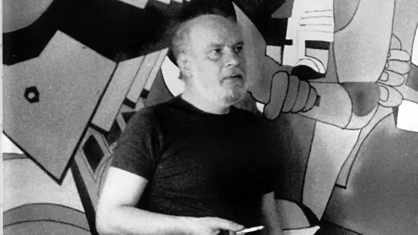 L'artista Ignazio Doliach e, a destra, un particolare dell'opera «Presenza di gruppo».