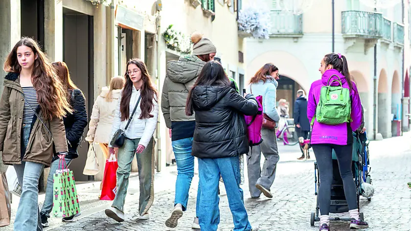 Primi acquisti natalizi e passeggiata nel salotto buono per molti, udinesi e non solo /foto petrussi