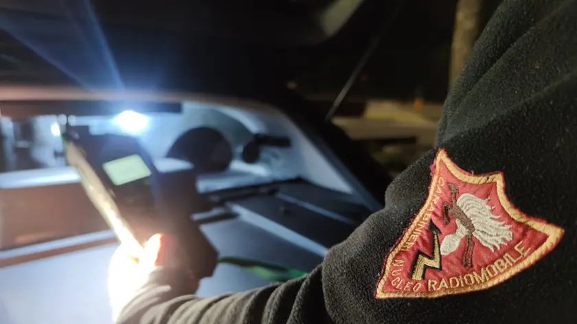Carabinieri alle prese con un alcoltest in una foto di repertorio