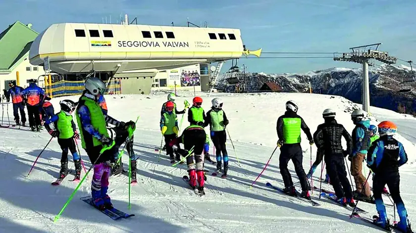 Prime sciate con l'obbligo del casco per tutti i vigore da quest'anno