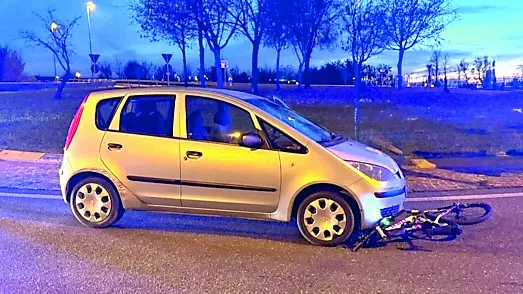 La bicicletta finita sotto l’auto guidata dalla 77enne
