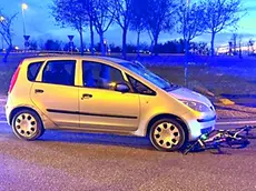 La bicicletta finita sotto l’auto guidata dalla 77enne