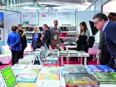 Lo stand degli editori del Fvg e, in alto, l’assessore regionale Anzil con Alberto Frappa Raunceroy