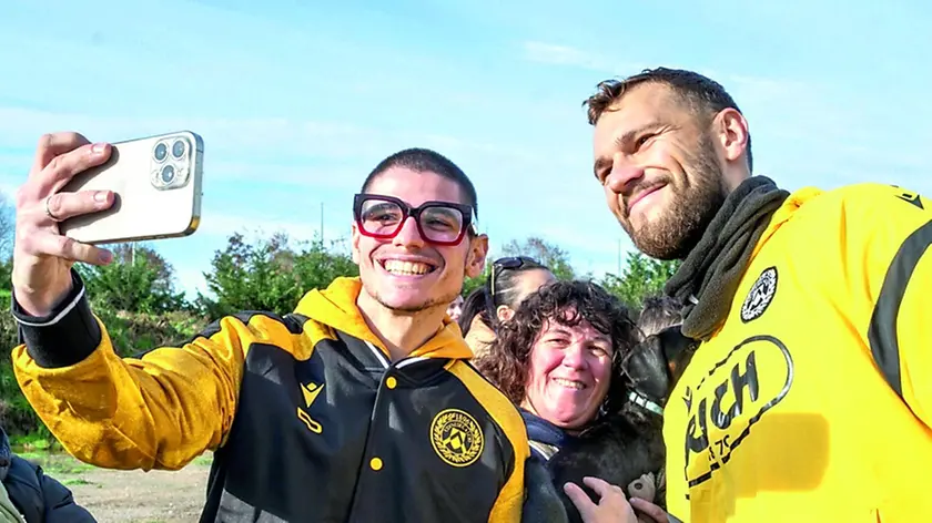 Trecento tifosi spettatori sabato al Bruseschi dell’allenamento a porte aperte dell’Udinese in vista della sfida col Genoa: a centrocampo tornerà capitan Karlstrom che ieri si è concesso per autografi e selfie Foto Petrussi