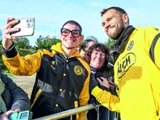 Trecento tifosi spettatori sabato al Bruseschi dell’allenamento a porte aperte dell’Udinese in vista della sfida col Genoa: a centrocampo tornerà capitan Karlstrom che ieri si è concesso per autografi e selfie Foto Petrussi