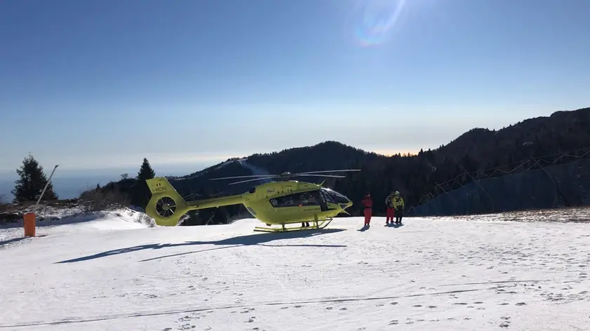 L'elicottero del 118 è atterrato ieri in quota per soccorrere la bimba che è carambolata sui sassi.
