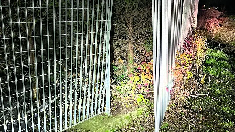 La recinzione di pannelli in ferro dell’ecopiazzola di Zoppola divelta