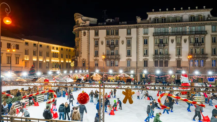 A sinistra, una vista dall’alto della pista di pattinaggio;