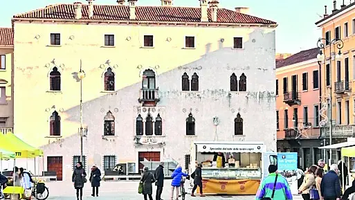 Piazza XX Settembre con il palazzo Veneziano / foto petrussi