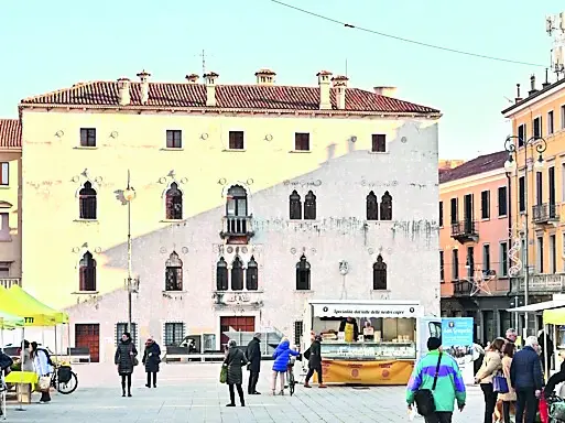 Piazza XX Settembre con il palazzo Veneziano / foto petrussi
