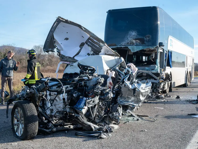 Ciò che resta dell'auto dopo l'impatto. Foto Petrussi