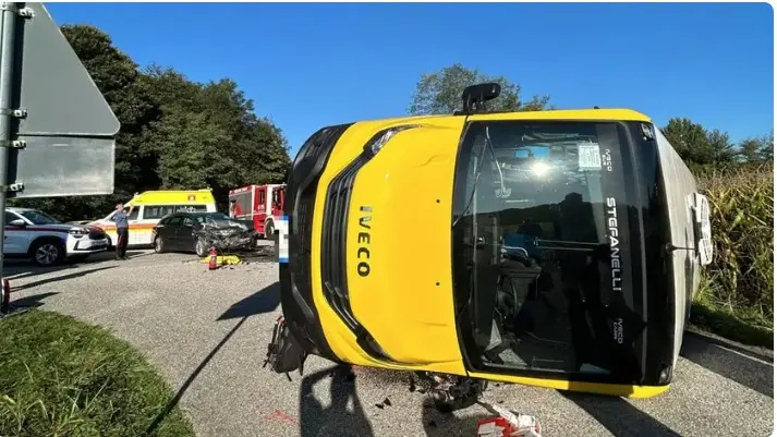 Il bus rovesciato a Treppo Grande, in Friuli, lo scorso settembre