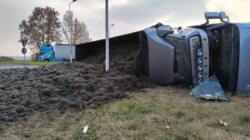 Il carico fuoriuscito dal camion ribaltatosi a Codroipo