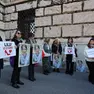 Il sit-in per Liliana Resinovich fuori dal Tribunale di Trieste (Lasorte)
