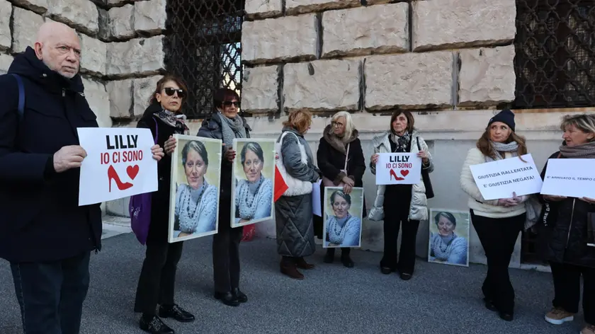 Il sit-in per Liliana Resinovich fuori dal Tribunale di Trieste (Lasorte)