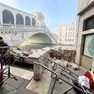 La barca con i pacchi schiantatasi contro il parapetto storico a Venezia