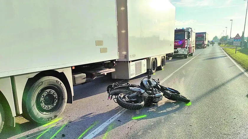 La moto del 64enne di San Giovanni al Natisone dopo l'impatto con i due mezzi pesanti (foto Petrussi)