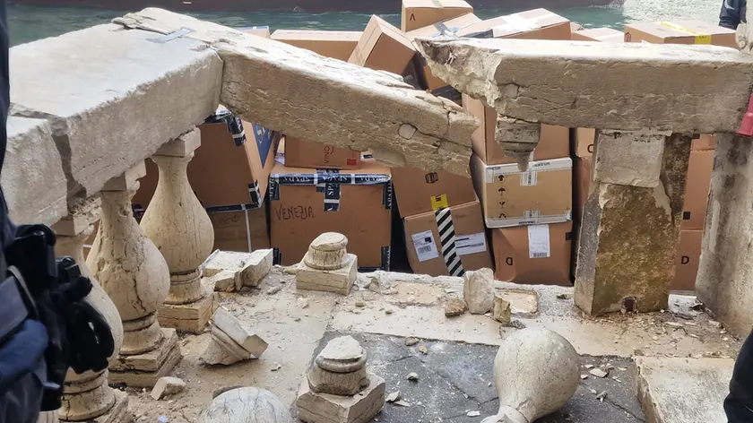 I danni alla balaustra sul Canal Grande