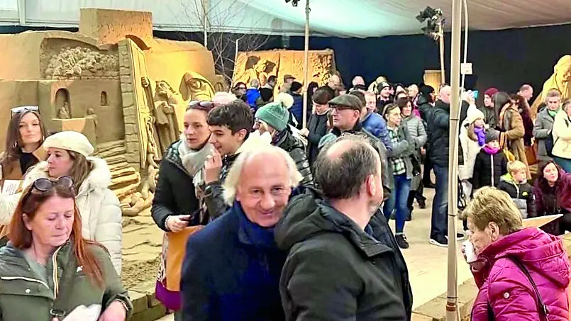 Subito preso d’assalto il presepe di sabbia a Lignano. Nel week-end il sole ha portato gente anche in spiaggia