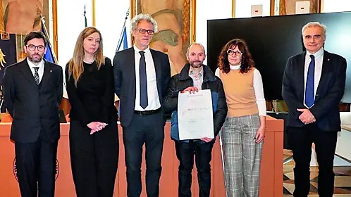 I genitori di Matteo Tomasi con il rettore e i delegati dell’università