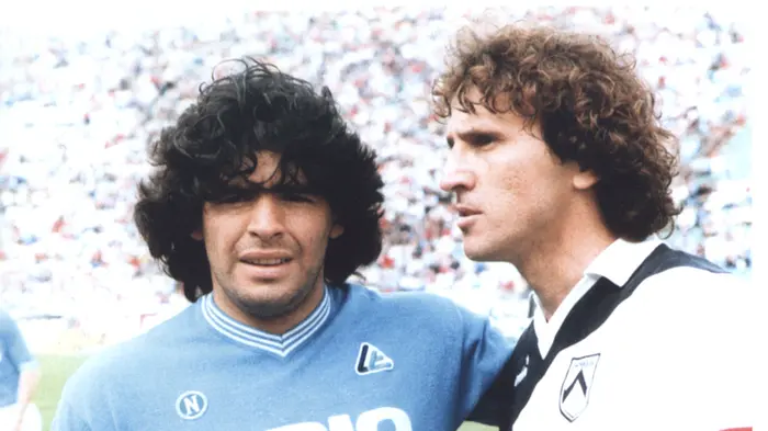 Calcio. Zico e Maradona si sono sfidati al Friuli: finì 2 - 2, l'argentino segnò due gol, uno di mano. Il Galinho protestò a fine gara e venne squalificato per sei giornate.