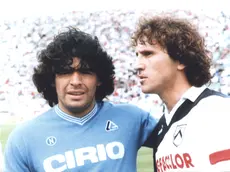 Calcio. Zico e Maradona si sono sfidati al Friuli: finì 2 - 2, l'argentino segnò due gol, uno di mano. Il Galinho protestò a fine gara e venne squalificato per sei giornate.