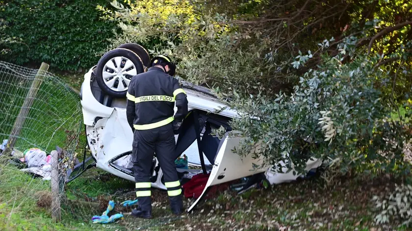 L'auto finita ruote all'aria