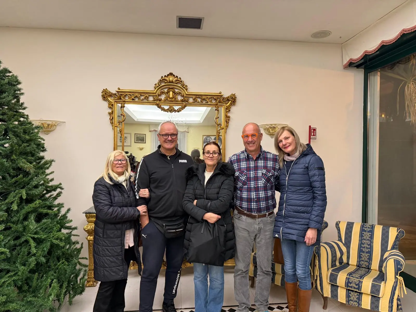 Una parte degli ospiti dell'hotel Villa Delcaro. Da sinistra, Eliana Pinto, Fulvio D'Odorico,Gabriela Matei, Giorgio Deganis e Petra Lind