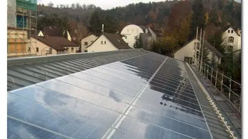 Impianto fotovoltaico su un tetto.