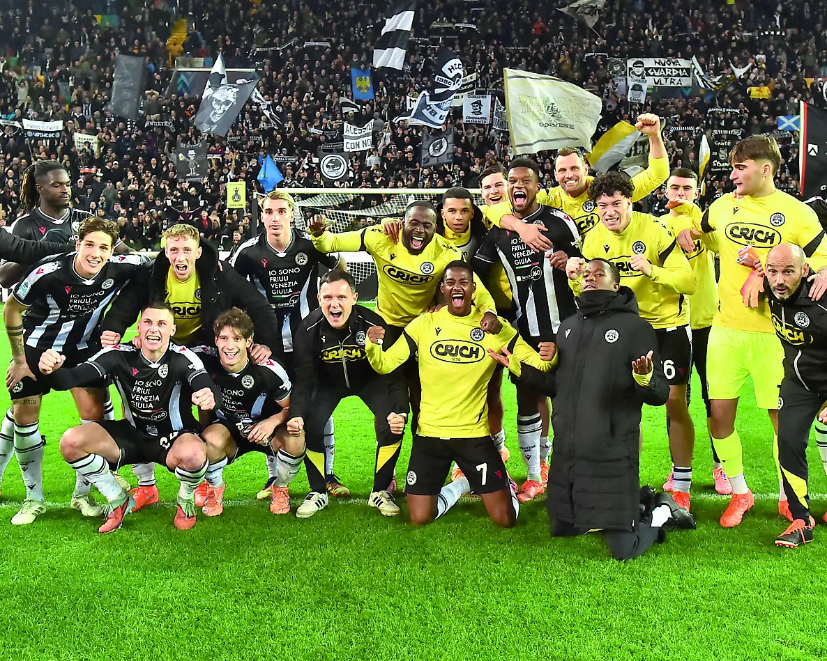 Selfie di gruppo a fine partita sotto la Curva Nord per i giocatori dell'Udinese (foto Petrussi)