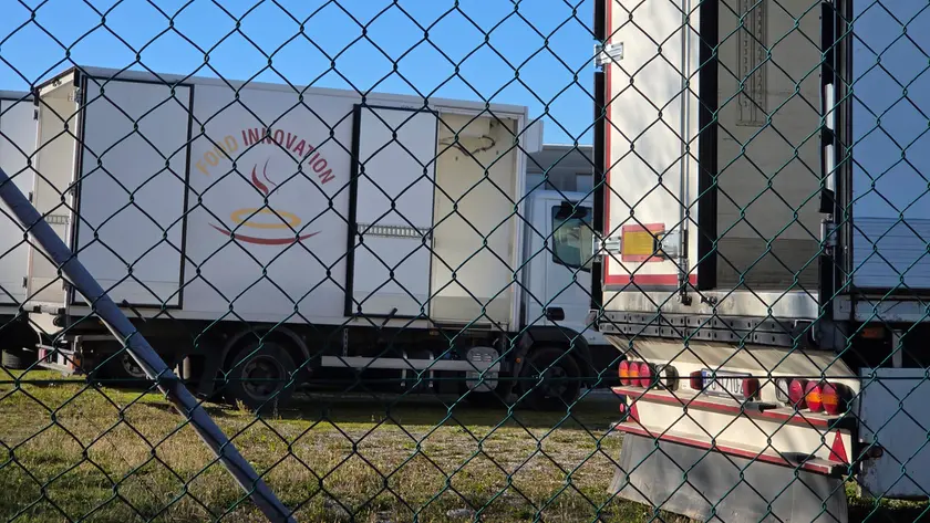 Due automezzi della Food Innovation Srl di Mossa, azienda che fornisce servizi alla ristorazione