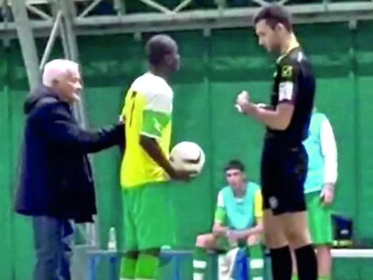 A sinistra, un frame precedente all’aggressione ripreso da un telefonino