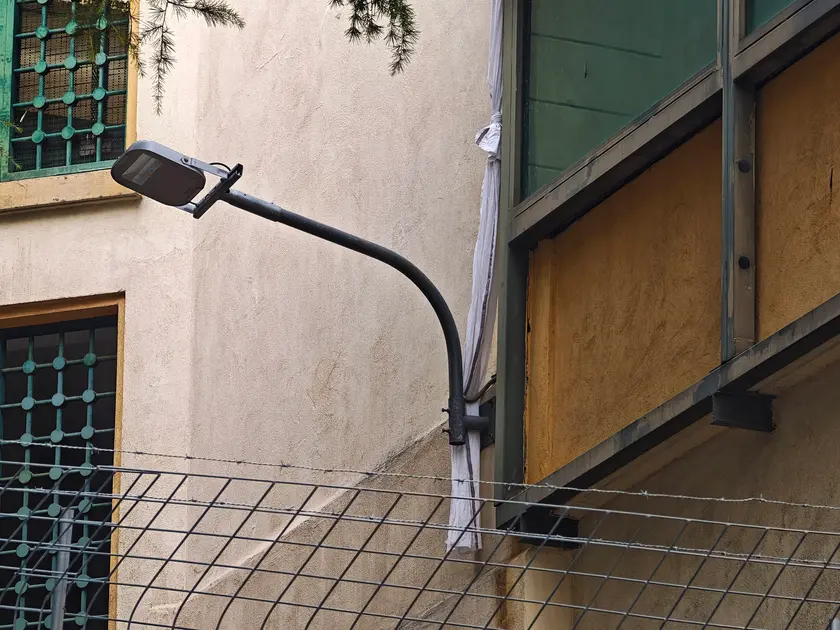 Il lenzuolo ancora appeso fuori dal carcere di Trieste (Lasorte)