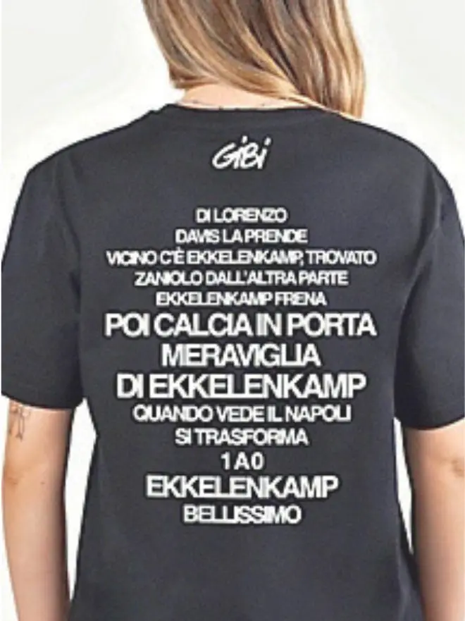 L'esultanza di Ekkelenkamp contro il Napoli e la maglietta celebrativa della telecronaca del suo gol