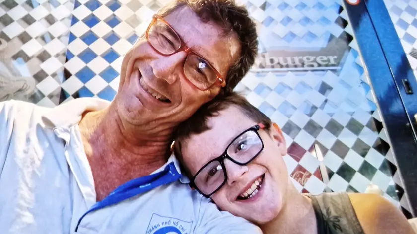 Giovanni Trame sorridente assieme al papà