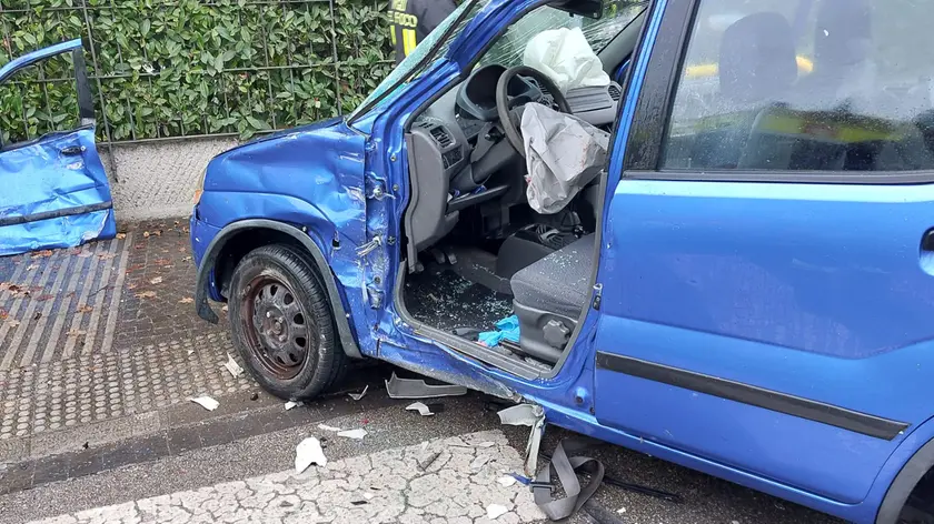 L'utilitaria su cui viaggiava l'anziano