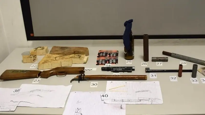 Il materiale sequestrato al 15enne