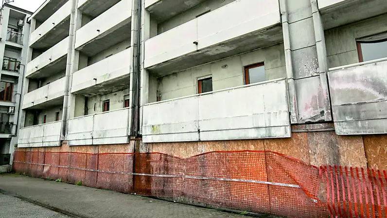 La palazzina di Cervignano gravemente danneggiata dal rogo nel dicembre 2024 (foto Bonaventura)