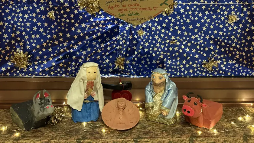 Il presepe realizzato dagli Oss della Cardiologia di Udine utilizzando i "pappagalli" urinali