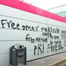 Le scritte comparse sul muro dell’autostazione di Pordenone © Foto Petrussi / Marco Brisotto