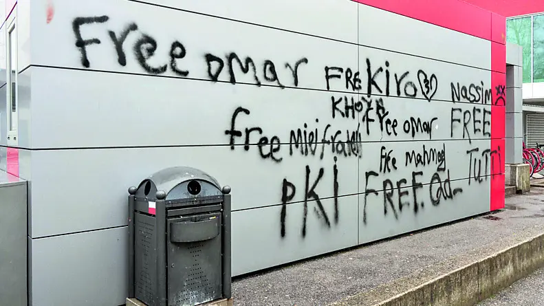 Le scritte comparse sul muro dell’autostazione di Pordenone © Foto Petrussi / Marco Brisotto