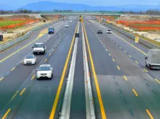 Un tratto di austostrada a tre corsie lungo la A4.