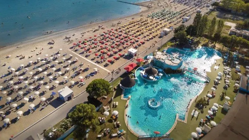 Una veduta dall’alto della spiaggia di Grado con il parco acquatico