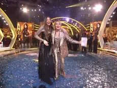 Anita Mazzotta con Simona Ventura subito dopo la proclamazione come vincitrice del Grande Fratello 2025