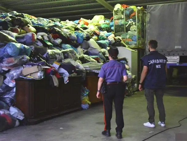 Il capannone dove sono stati trovati i rifiuti tessili