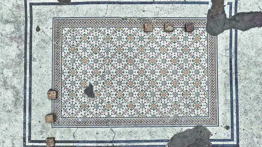 Il mosaico del tappeto fiorito (Foto Calosi)